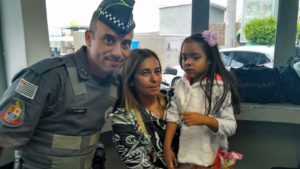 Read more about the article Folha Carapicuibana homenageia o soldado David Bispo Souza e equipe da polícia militar que encontraram uma criança perdida no calçadão